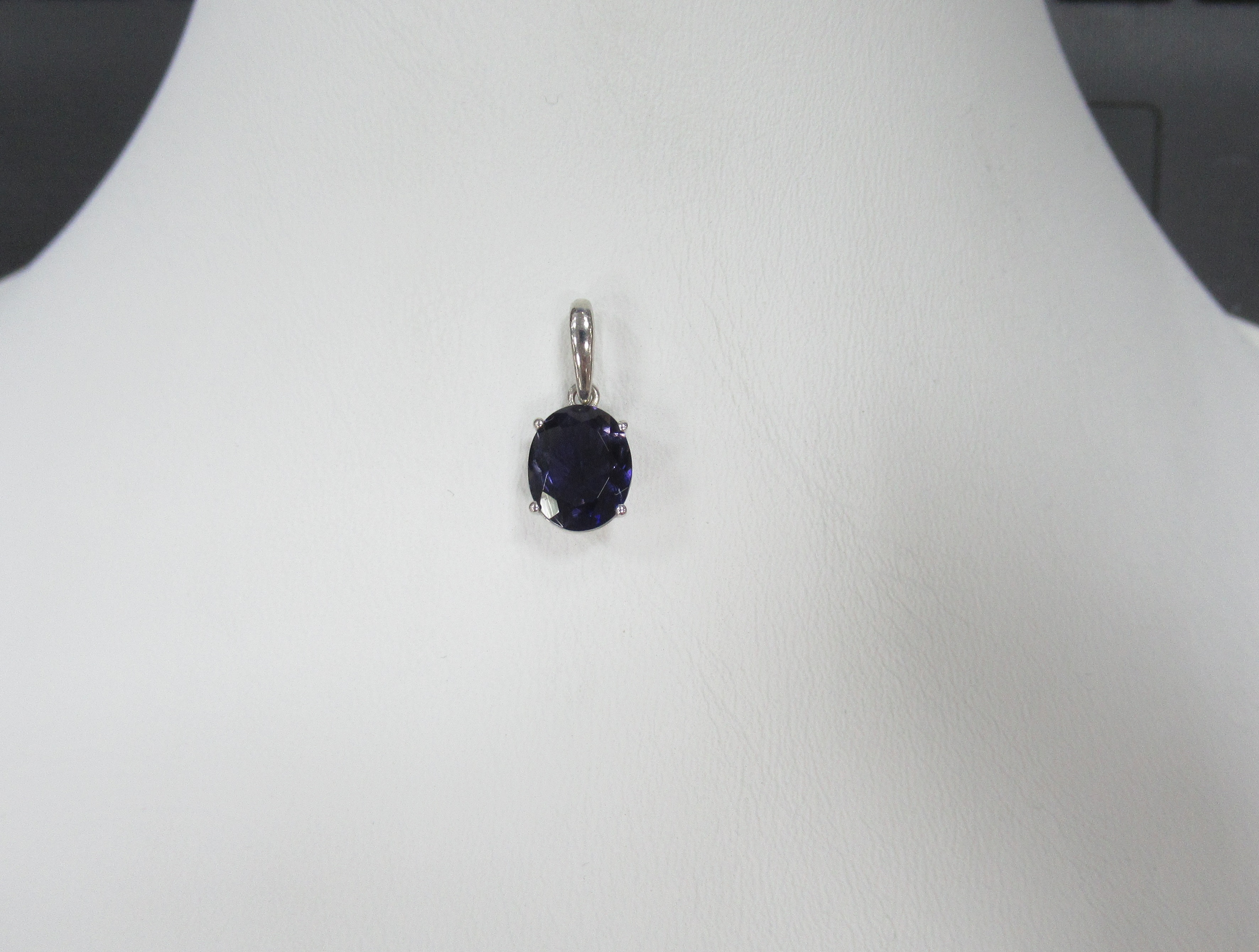 Подвеска из белого золота с иолитом